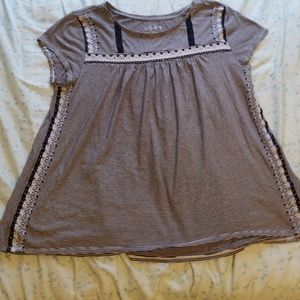 5/$20 white and navy blue striped tshirt